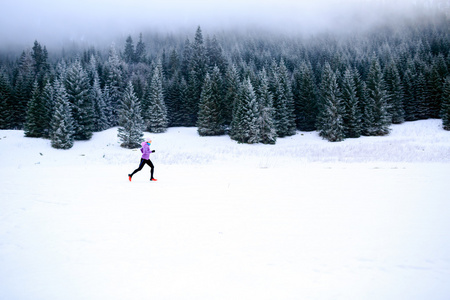 冬季跑步的女人，慢跑的灵感和动机