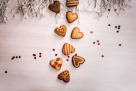 装饰心形饼干, 红色闪光和麻布餐巾的背景的顶部视图