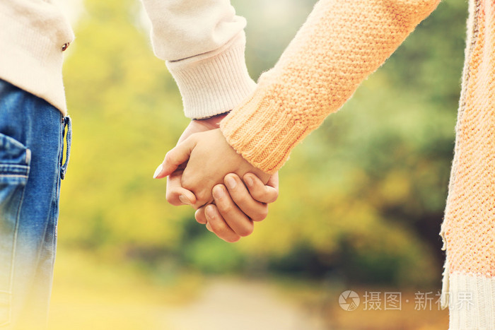 情侣手牵手在公园