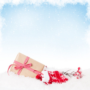 在雪中圣诞节礼品盒图片