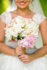 新娘手里捧着的美丽婚礼花束