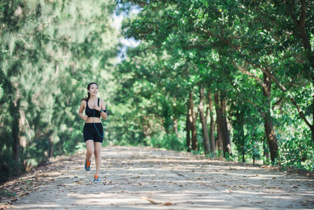 青年健身妇女在公园慢跑图片
