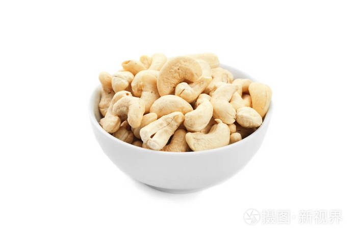 白色背景美味腰果的碗
