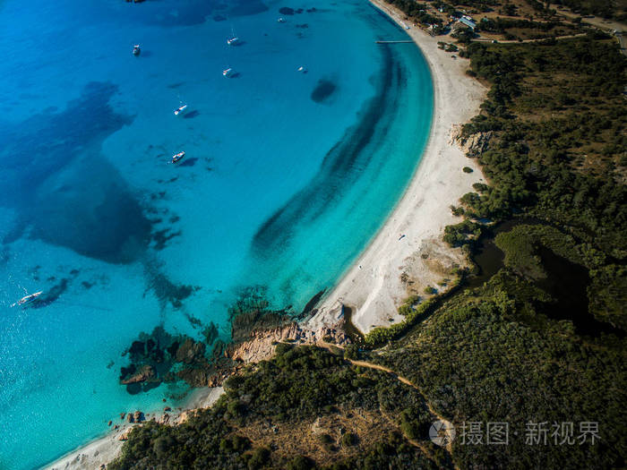 灿烂的 rondinara 海滩,法国科西嘉岛的鸟瞰图