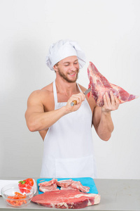 厨师健美制备大块的生肉。天然蛋白质
