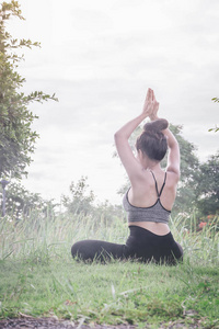 练习瑜伽的妇女在自然瑜伽锻炼帮助头脑集中, 镇静和塑造和健康