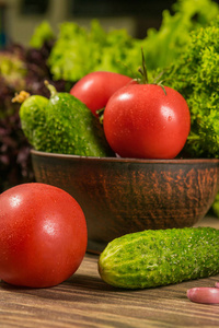在一个乡村的木桌上的陶瓷碗里的新鲜蔬菜。健康饮食的概念