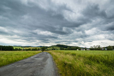 Moravian 景观与乡村道路和戏剧性的天空