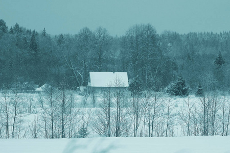 白雪覆盖的乡间小屋