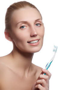带牙刷的漂亮女人。 牙科护理背景。 特写