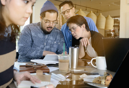一群不同年龄在讨论在咖啡店工作的创意业务业务人