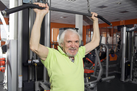老人在健身房里