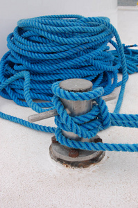 白色船上的蓝绳子, 系泊