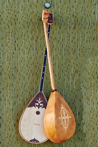 dombra。Dombra 是哈萨克民族传统乐器。哈萨克弦乐器