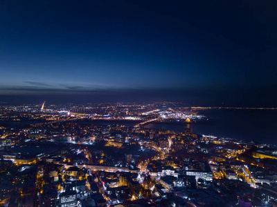 俯瞰街道的城市鸟类的观点使用夜间无人机的照片, 一个商业概念的形象