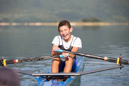 年轻的赛艇竞争对手在湖上