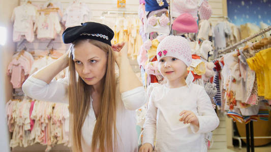 妈妈带孩子商店女儿戴着一顶黑帽子