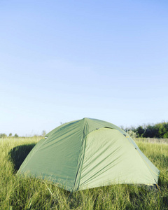 帐篷站在一片林中空地