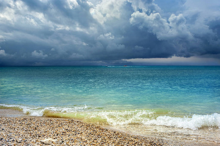 暴风雨前的黑海海滩
