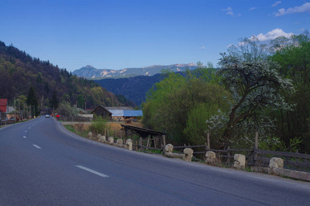罗马尼亚 Tulghes 的公路和山地景观。Ceahlau 在背景