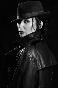 优雅时尚的女人，穿着黑色的外套和帽子