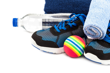 体育鞋 毛巾 球和瓶水