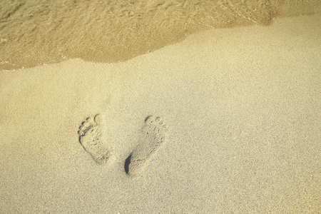 脚在沙子里的痕迹