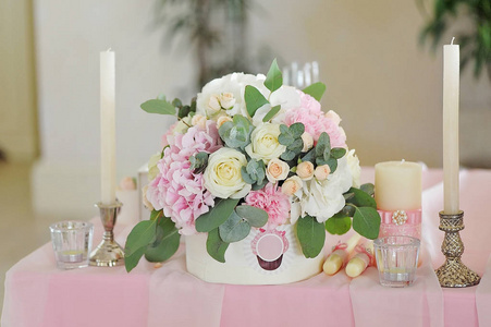 婚礼表装饰着花束和烛台