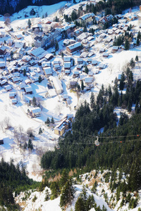 Bernese Oberland 村的鸟瞰图