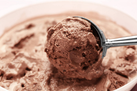 勺巧克力冰淇淋球