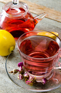 水果莓茶在杯子服务在桌