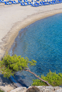 夏季早晨普拉塔尼西海滩希腊。