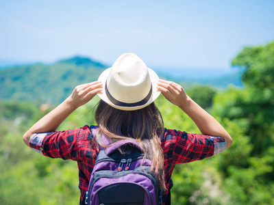 徒步旅行女人正看着励志山景观