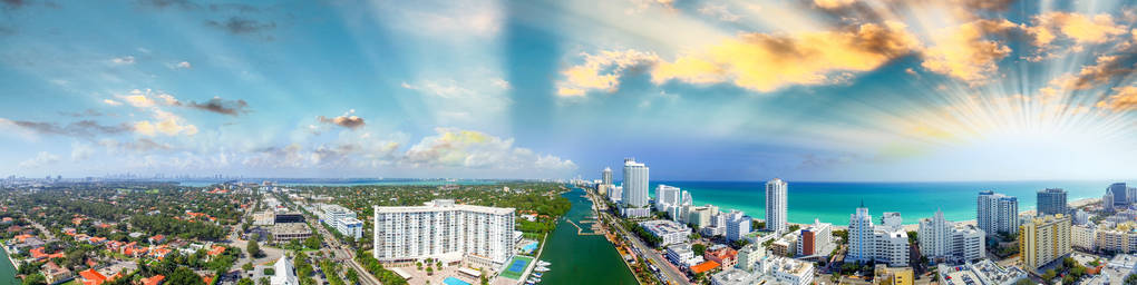 迈阿密海滩建筑和海岸线s 在全景鸟瞰图