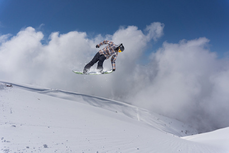 在山上，极端体育飞行滑雪板