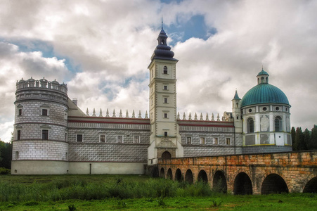 文艺复兴时期的城堡在 Krasiczyn 在多云的夏天天, Podkarpackie 省, 波兰