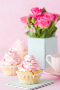 粉红色柔和的横幅与装饰的蛋糕, 杯咖啡与牛奶和花束的粉红色玫瑰