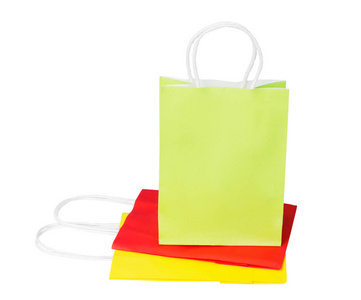 绿色包装的再生纸站在折叠的红色和黄色包装