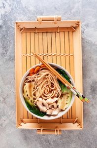 在白色的鱼汤，竹材白菜亚洲面条