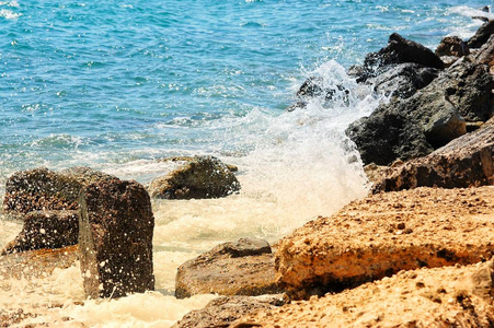 海浪拍打着岸边的岩石
