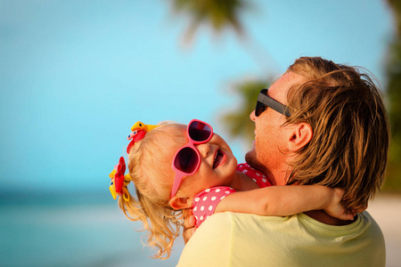 父亲和女儿拥抱在海滩