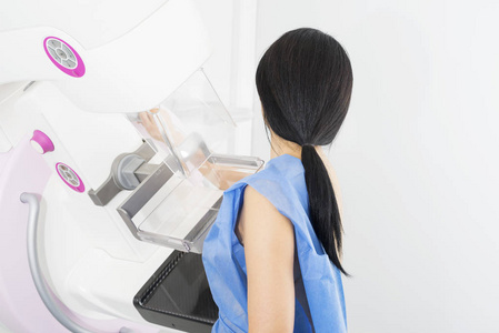 女人接受医院乳腺 x 射线测试