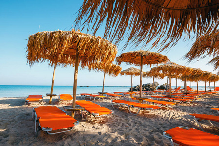 希腊克里特岛 Elafonissi 海滩上的雨伞