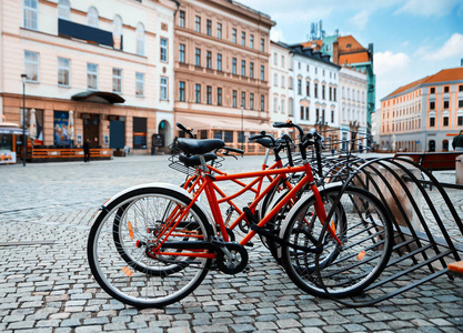自行车停放在欧洲某个城市