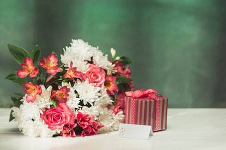 爱背景与粉红色的玫瑰花, 礼物在桌上