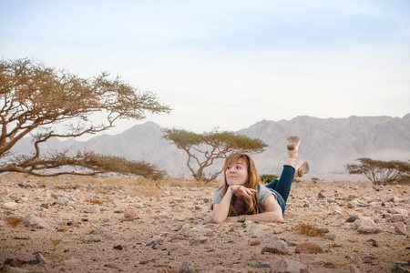 女孩在沙漠中享受一天的乐趣