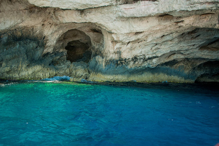 希腊扎金索斯，2016 年 8 月。岩石 洞穴和蓝色水