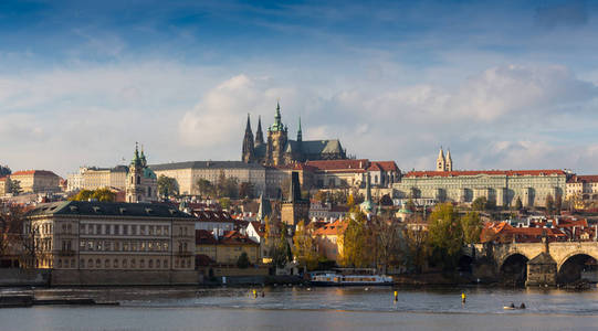 鸟瞰图在圣母教堂前 Tyn 老城和布拉格城堡在日落时在布拉格，捷克共和国