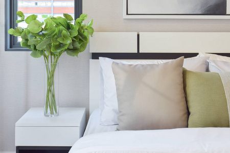 现代居室室内与绿色和白色的枕头，在床上