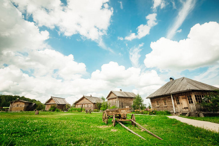 夏季农村景观与一辆马车和小屋图片